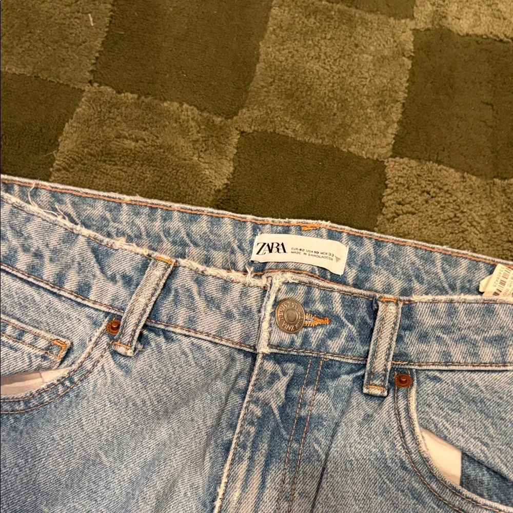 Zara Light Wash High-Rise Mom Jeans - Picture 3 of 4